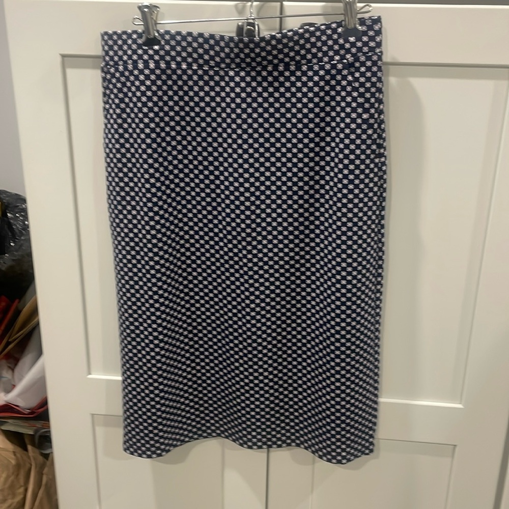 Loft knit pencil skirt, hits at knee, sz S, navy print, side slit pockets at hip